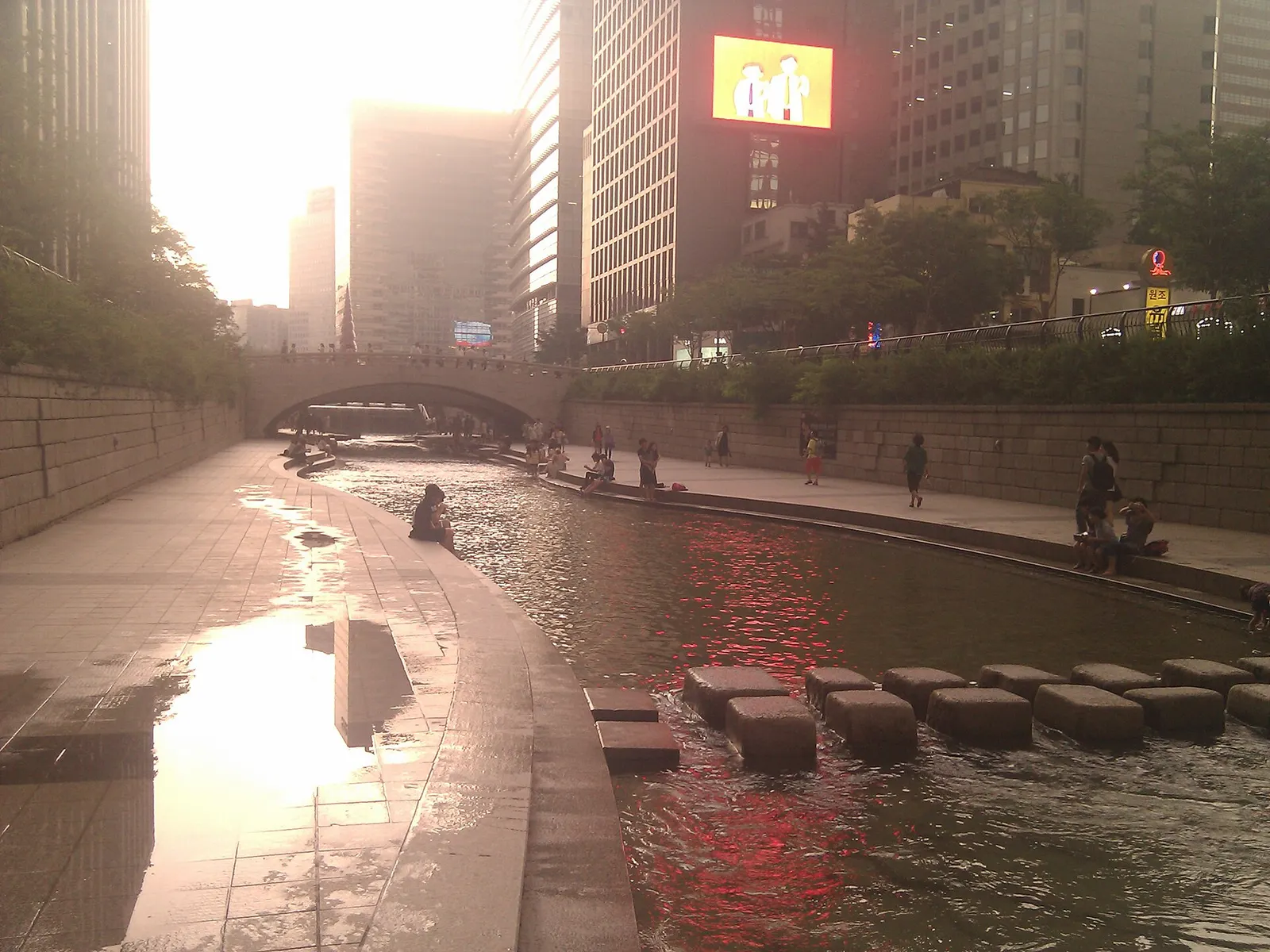 6. Cheonggyecheon Stream(청계천)