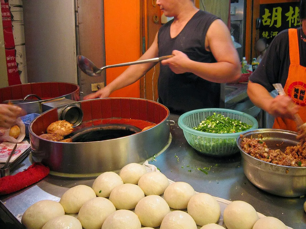 Hujiao bing (pepper buns) being made at a stall in Taipei