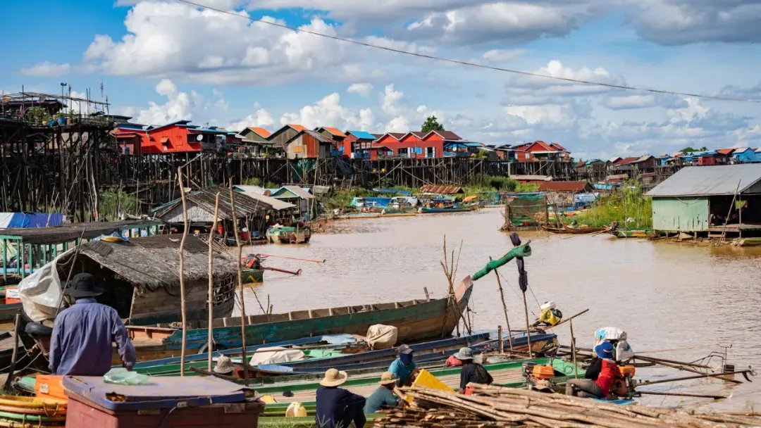 Stilt houses and boats at Kampong Phluk on Tonle Sap Lake