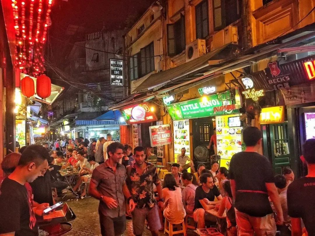 河內老城區夜晚街景