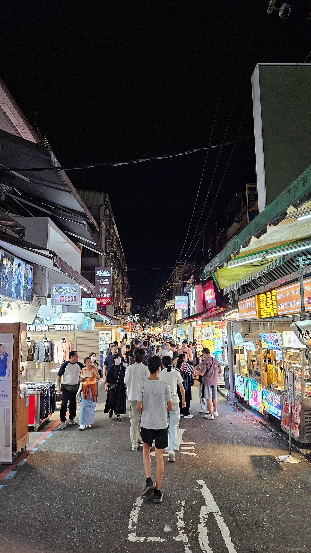 Evening crowds on Dadong Road, Shilin Night Market, Taipei