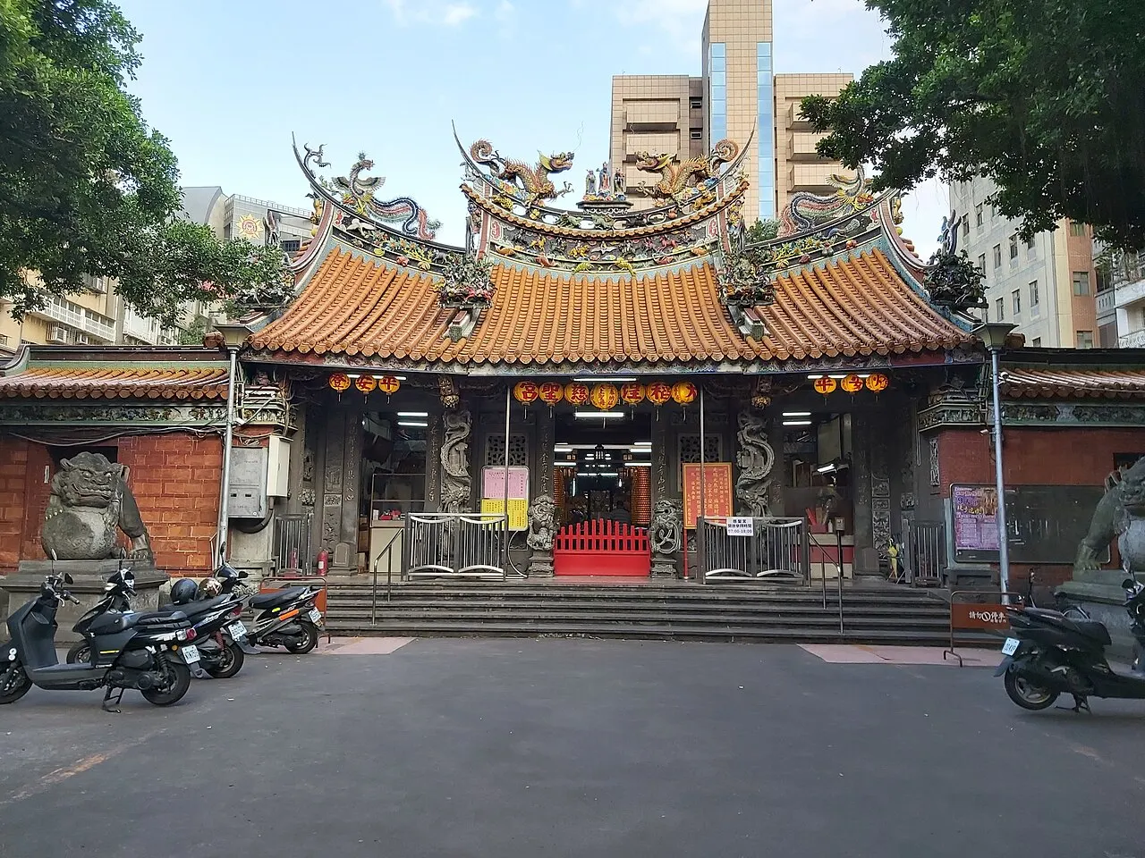 Dadaocheng Cisheng Temple, Taipei