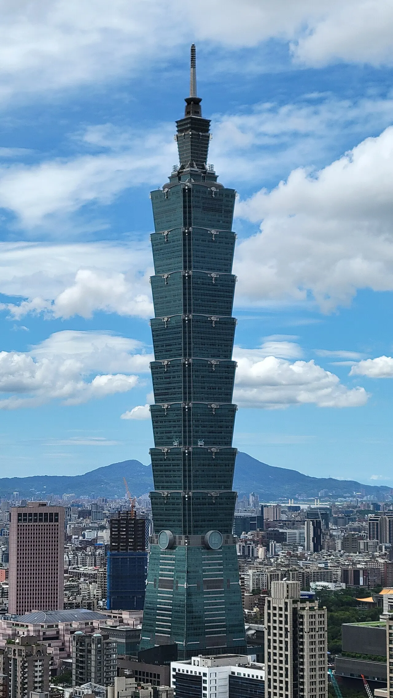 Taipei 101 seen from Elephant Mountain (Xiangshan) trail