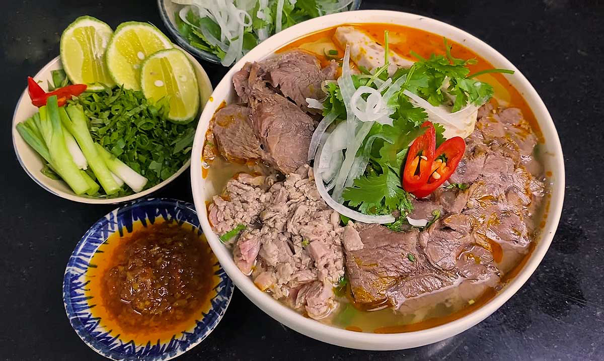 Hue | Walking street food and traditional music