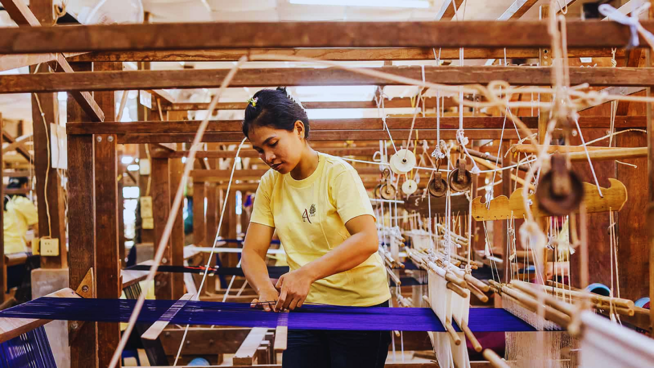 (Free eSIM) Angkor Silk Farm & Mechrey Floating Village Tour 