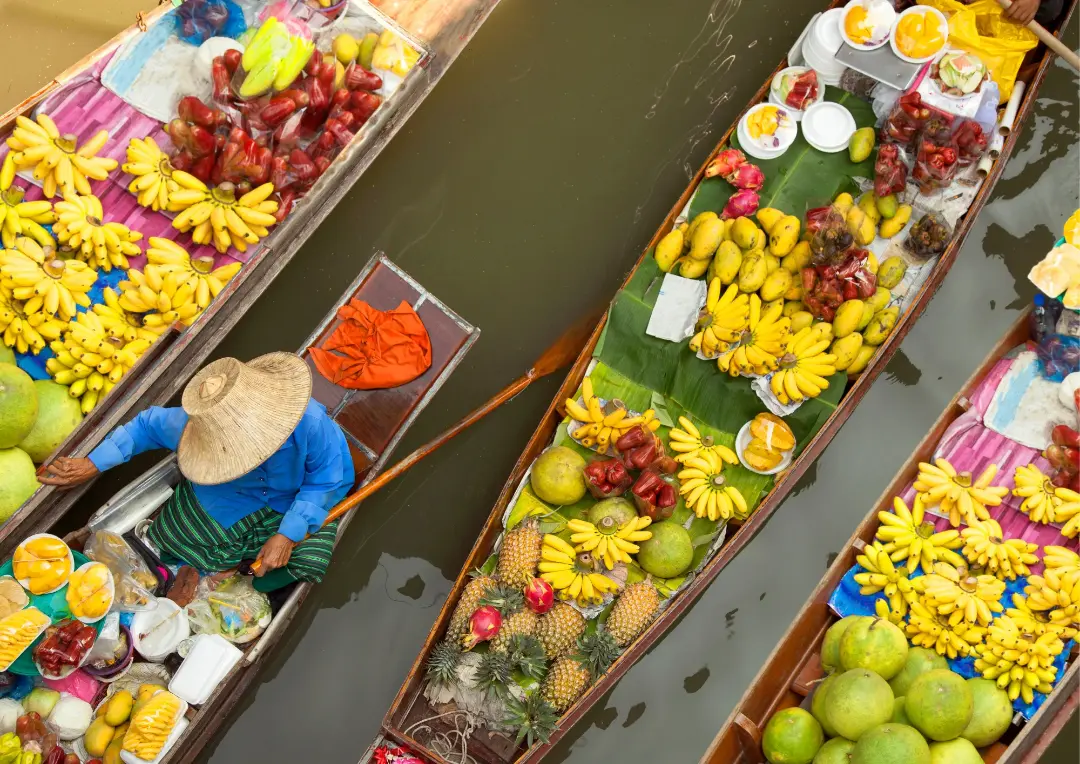 2 floating market + Free wear Thai costume